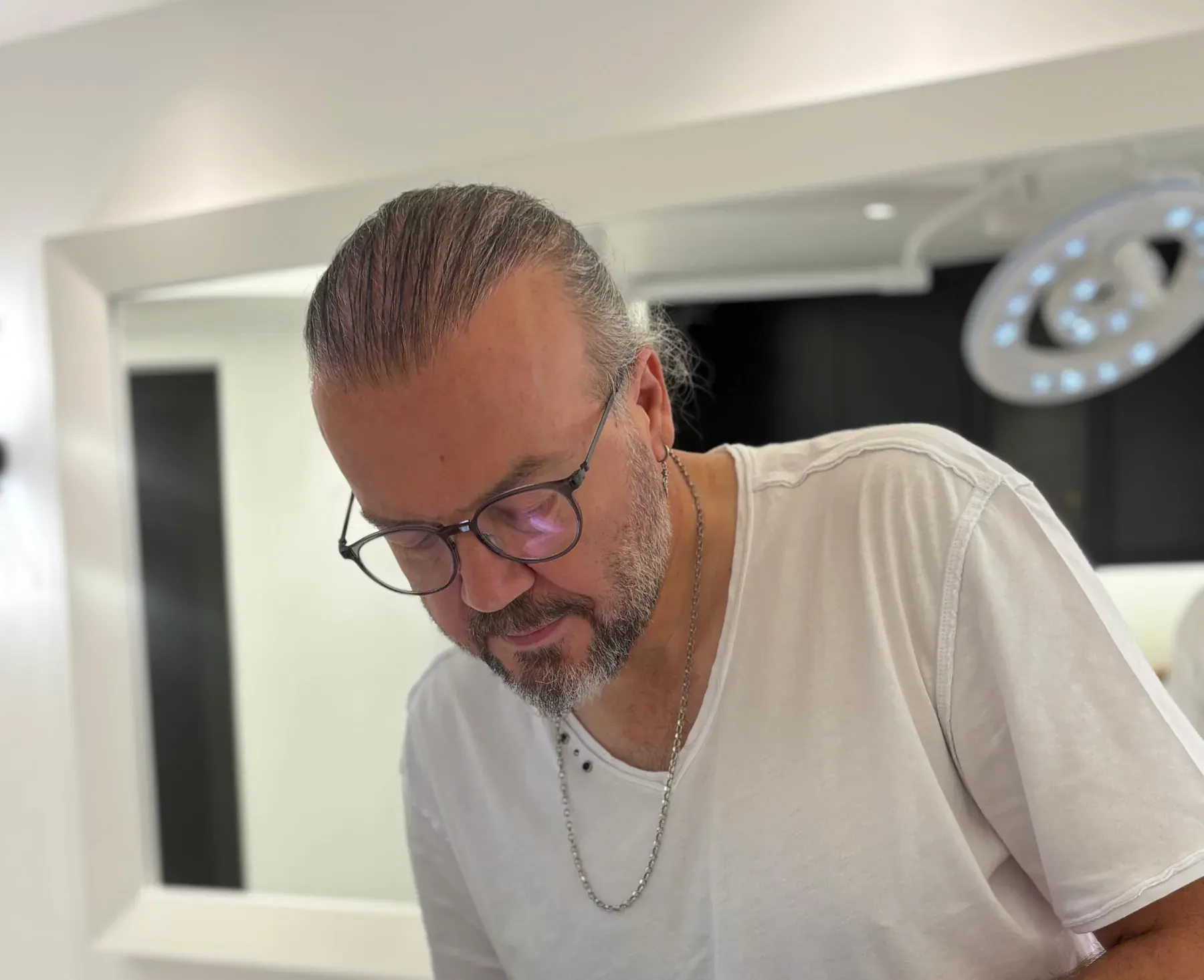 Op. Dr. Ömer Lütfi Aksoy elmacık ve çene bölgesine dolgu uygulaması yaparken