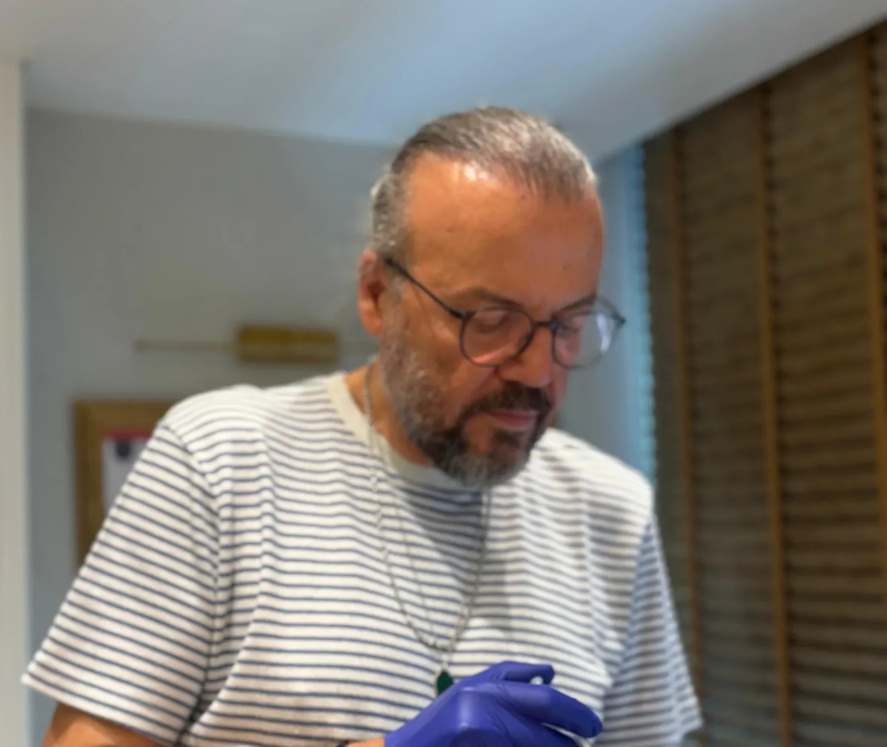Op. Dr. Ömer Lütfi Aksoy sıvı yüz germe kapsamında enjeksiyon uygulaması yaparken